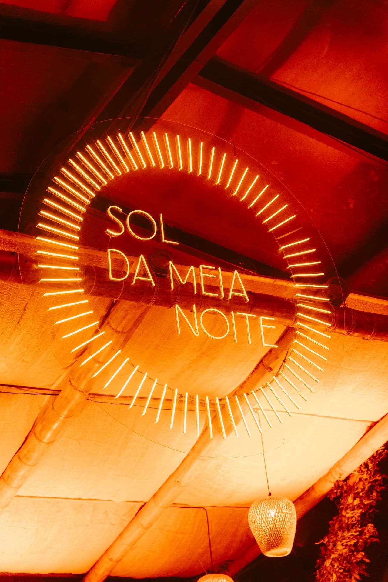 Letreiro neon Sol da Meia Noite