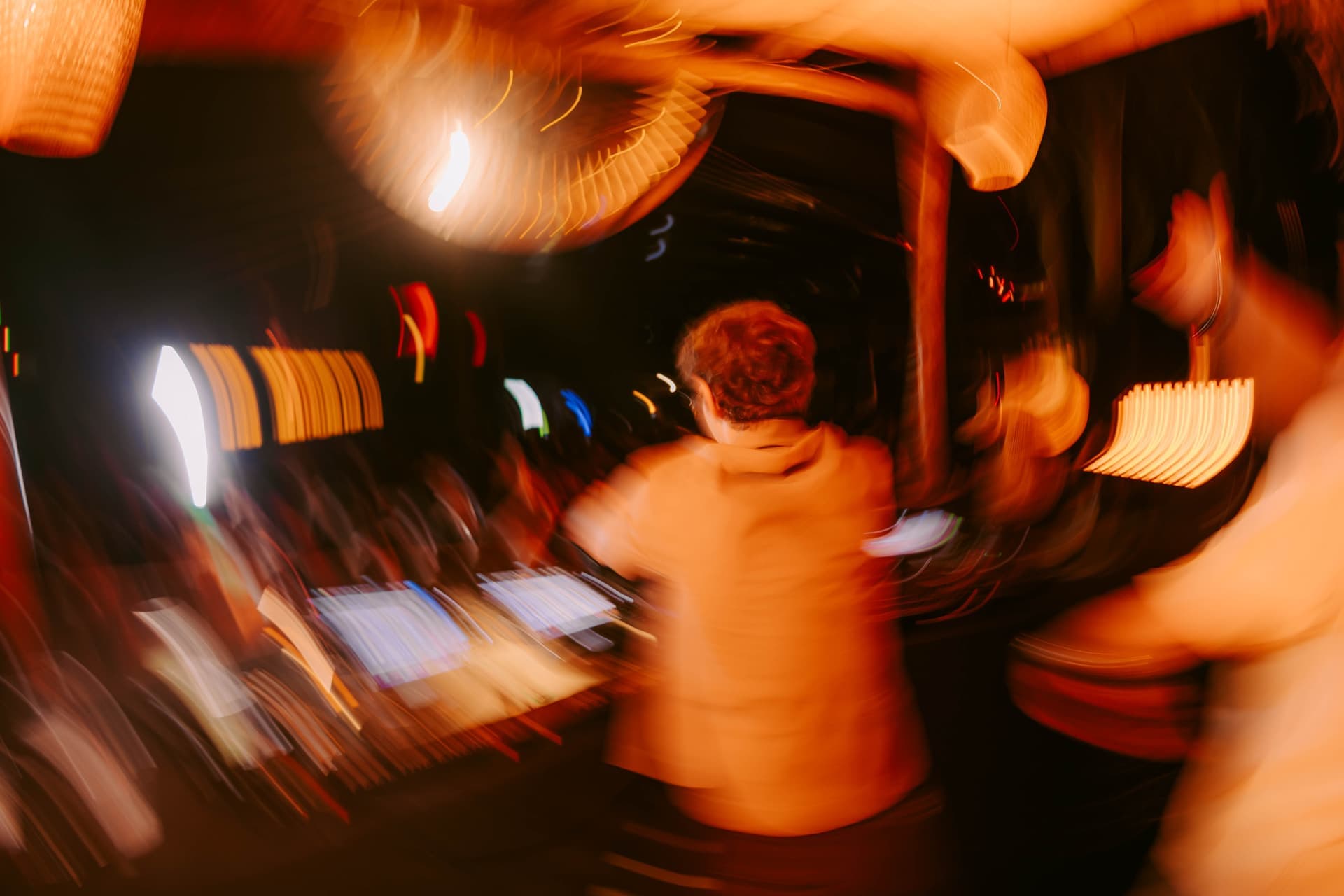 DJ em movimento na cabine